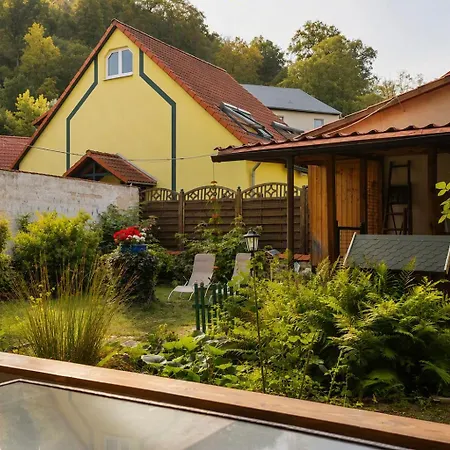 Apartment Gartenidylle Mit Bergblick - Geraeumige Am Bodetal Thale